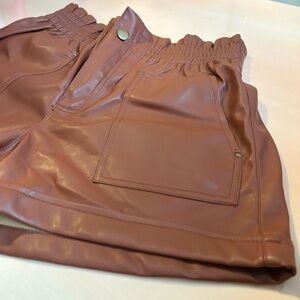 FOREVER 21 FAUX LEATHER SHORTS SZ LARGE